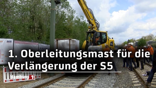 Erster Oberleitungsmast installiert: Elektrifizierung und Verlängerung der S5-Strecke gehen voran