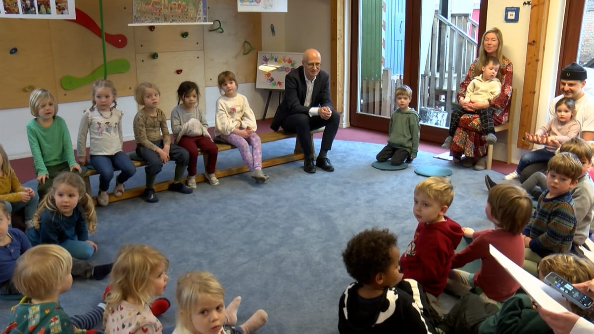 Kinderhaus Bahrenfeld:  Kita Kinder freuen sich über Besuch vom Bürgermeister