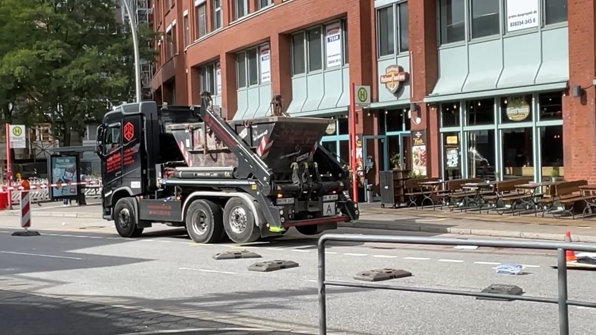 Ist der LKW schuld?: Polizei hat neue Erkenntnisse zum tödlichen Fahrradunfall am Baumwall