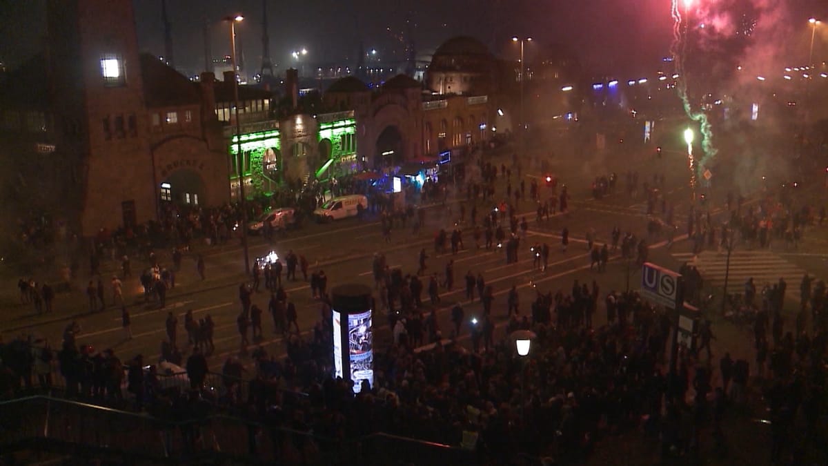 Silvesternacht in Hamburg: Tödlicher Böllerunfall und verletzte Beamte