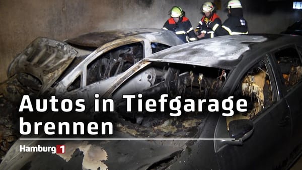 Zwei Autos brennen in Tiefgarage