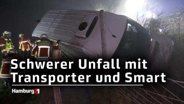 Schwerer Unfall auf der A23: Transporter kracht in Smart