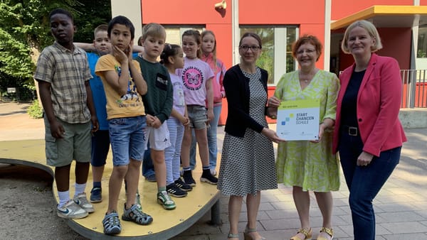 "Startchancen-Programm": Schulsenatorin Bekeris übergibt ersten Aufnahmebescheid und Plakette