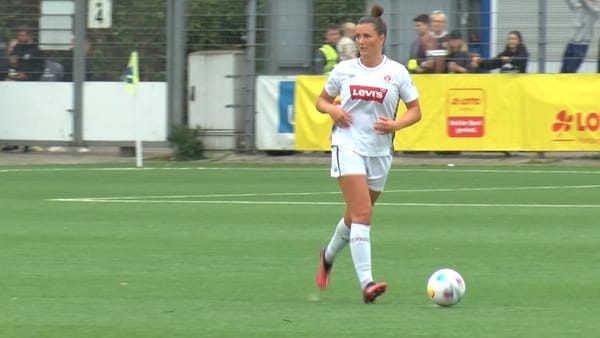 Erste Kommentatorin seit sechs Jahren: FC St. Pauli-Spielerin Rachel Rinast kommentiert bei Sky