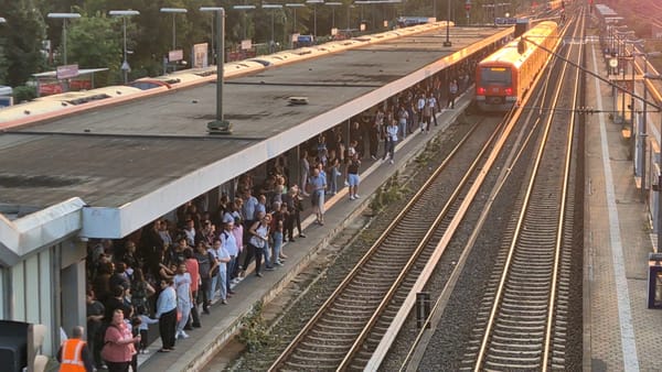 Chaos bei der S-Bahn: Zwei Züge am Montagabend im Feierabendverkehr liegen geblieben