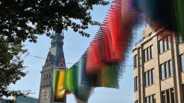 Kunstwerk: 700 eingefärbte Gewebebögen hängen im Himmelsbereich der Mönckebergstraße