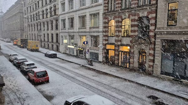 Winterdienst im Einsatz: Erster Schnee im neuen Jahr in Hamburg