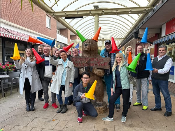 Bunte Kegel für den lokalen Handel – Der Schwarzenbeker Passage Treff
setzt ein sichtbares Zeichen